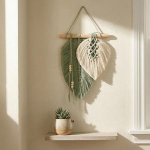 Tapiz de macramé con plumas y hojas de estilo bohemio / Decoración para el hogar en verde salvia y crema