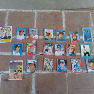 Lot von 17 Vintage Baseballkarten 1980er Jahre Topps Kellogs Verschiedene Sportaufkleber Sammlerstücke