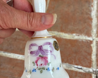 Vintage Westmoreland glazen bel, melkwit, met handgeschilderde bloemen, decoratief verzamelobject.