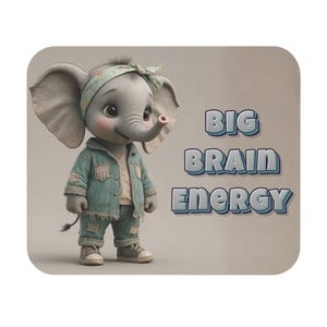 Puede incluir: Ilustración de dibujos animados de un elefante gris con una chaqueta vaquera y pantalones color turquesa, y una diadema. El texto "BIG BRAIN ENERGY" se muestra en azul y blanco. El elefante lleva zapatillas grises.