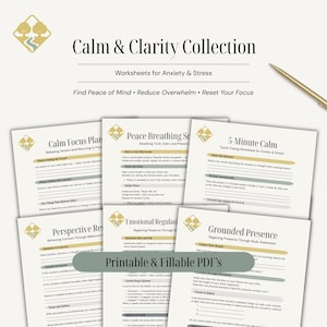 Puede incluir: Un conjunto de hojas de trabajo imprimibles para la ansiedad y el estrés, titulado "Calm & Clarity Collection". Las hojas de trabajo incluyen títulos como "Calm Focus Plan" y "Peace Breathing Script". Un bolígrafo dorado descansa en la esquina superior derecha. El texto "Printable & Fillable PDF's" también es visible.