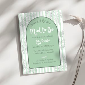 Può includere: Un invito verde menta e bianco con il testo "Ben & Lily are Mint to Be". L'invito include i dettagli di una celebrazione, con un motivo floreale e strisce verticali. Le informazioni RSVP sono in basso.