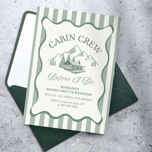 Könnte beinhalten: Einladung für ein Junggesellinnenabschieds-Wochenende mit Hütten- und Bergdesign. Die Einladung hat einen weißen Hintergrund mit grünen Streifen und dem Text "CABIN CREW Before I Do". Sie liegt auf einem dunkelgrünen Umschlag.
