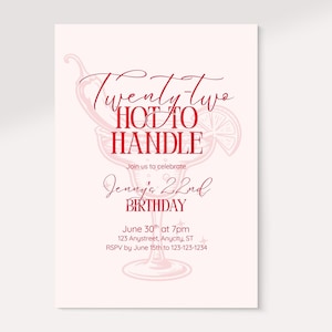 Könnte beinhalten: Eine hellrosa Einladungskarte mit rotem Text. Der Text lautet "Twenty Two HOT TO HANDLE" und "Jenny's 22nd BIRTHDAY". Eine Cocktailglas-Illustration befindet sich im Hintergrund. Die Einladung enthält Datum, Uhrzeit, Adresse und RSVP-Informationen.
