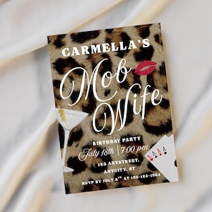 Peut inclure: Une invitation d'anniversaire à imprimé léopard avec le texte "Carmella's Mob Wife". L'invitation comprend un verre à martini, des lèvres rouges et des cartes à jouer. Les détails de la fête sont imprimés en dessous.