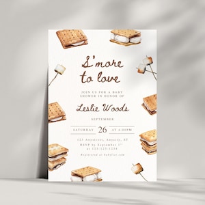 Könnte beinhalten: Eine weiße, rechteckige Einladungskarte für eine Babyparty mit Aquarellillustrationen von S'mores und gerösteten Marshmallows. Der Text lautet S'more to love, JOIN US FOR A BABY SHOWER IN HONOR OF Leslie Woods, SEPTEMBER, SATURDAY 26 AT 4:00PM.