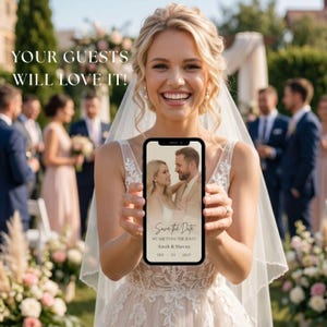 K&ouml;nnte beinhalten: Ein Smartphone zeigt eine digitale 'Save the Date'-Karte mit dem Text 'Save the Date WE ARE TYING THE KNOT! Sarah & Marcus SEP 24 2027', gehalten von einer Person in einem wei&szlig;en Spitzenbrautkleid mit Schleier, dar&uuml;ber der Text 'YOUR GUESTS WILL LOVE IT!'