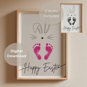 Könnte beinhalten: Gerahmtes Osterkunstwerk mit einem Hasengesicht, rosa Fußabdruckohren und den Worten "Happy Easter". Das Kunstwerk enthält auch den Text "Digitaler Download" und "2 Stile enthalten".
