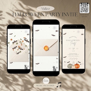 Könnte beinhalten: Drei Smartphones zeigen eine digitale Einladungsvorlage für eine Halloween-Party. Die Bildschirme zeigen einen Umschlag mit Fledermaus-Konfetti, einen versiegelten Umschlag mit Wachssiegel sowie Party-Details mit Kürbissen, Geistern und Fledermäusen.