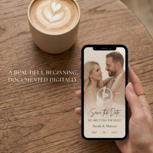 K&ouml;nnte beinhalten: Ein Smartphone zeigt eine digitale "Save the Date"-Hochzeitseinladung mit einem Foto eines Paares, dem Text "Save the Date", "WE ARE TYING THE KNOT!", "Sarah & Marcus" und "SEP 24 2027". Der Bildschirm zeigt zudem ein Play-Symbol.