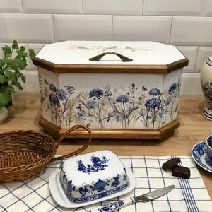 Handgjord brödlåda i trä med decoupage | Blå blommig brödlåda i lantlig stil | Rustik lantlig köksinredning