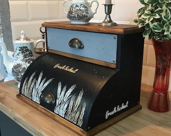 Panera pintada a mano con cajón: almacenamiento rústico para cocina de granja