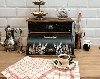 Panera de madera hecha a mano, almacenamiento rústico para cocina de granja.