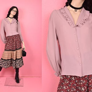 Vintage 70-talsblus med ljus, dustig malva och volangkant/ Liten/ 1970-tal/ Långärmad