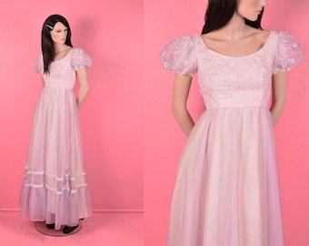 Sukienka w stylu vintage z lat 70. z haftowanymi kwiatami i koronką w kolorze fioletowym/ mała/ lata 70./ bufiaste rękawy