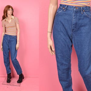 Puede incluir: Maniqu&iacute; con polo a rayas y vaqueros azules. Los vaqueros son de cintura alta y pernera recta. El maniqu&iacute; lleva botas negras. El fondo es de color rosa liso.