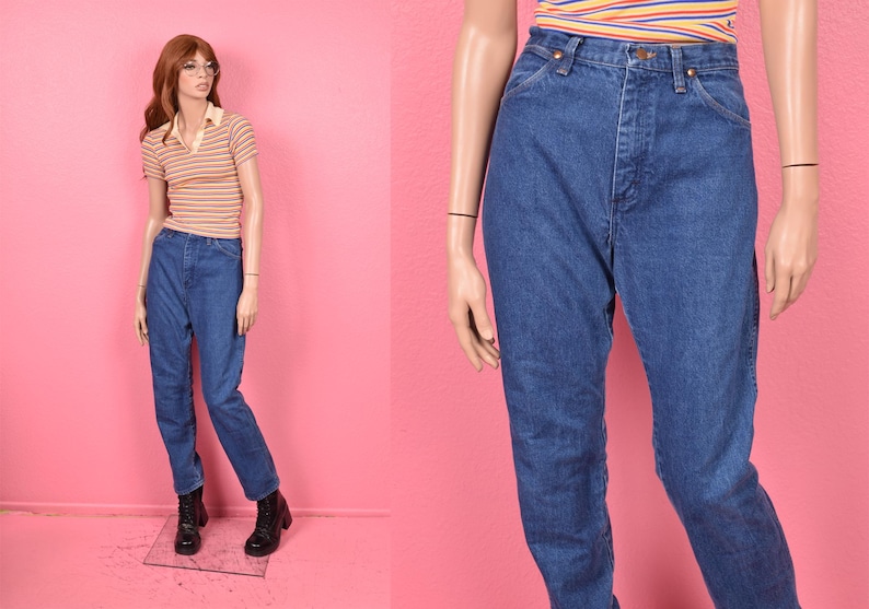 Puede incluir: Maniqu&iacute; con polo a rayas y vaqueros azules. Los vaqueros son de cintura alta y pernera recta. El maniqu&iacute; lleva botas negras. El fondo es de color rosa liso.