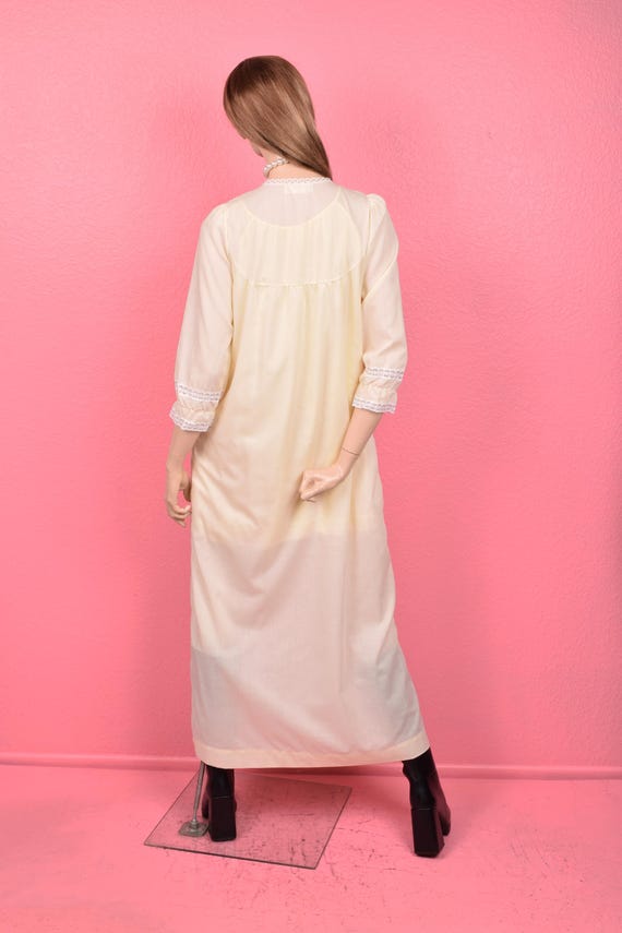 Vestaglia vintage anni '60-'70 in pizzo e occhielli giallo pallido