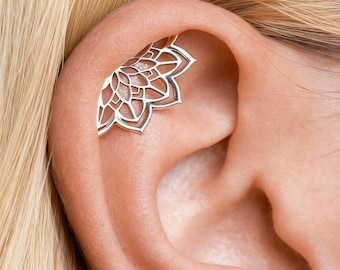 Boucle d'oreille hélix lotus et mandala • Piercing spirituel pour cartilage