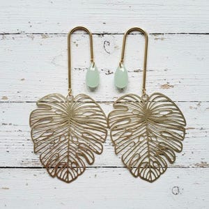 Große Boho Ohrringe mit Blattmotiv – goldene Hängeohrringe mit grüner Jade
