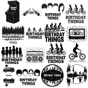 Puede incluir: Una colección de diseños gráficos en blanco y negro con el texto "BIRTHDAY THINGS". Los diseños incluyen siluetas de personajes en bicicleta, una máquina de arcade, una radio y otras imágenes relacionadas.