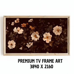Puede incluir: Una impresión floral enmarcada con flores blancas y melocotón sobre un fondo marrón oscuro. La obra de arte está en un marco rectangular de madera de color claro. El texto "PREMIUM TV FRAME ART 3840 X 2160" se muestra debajo.