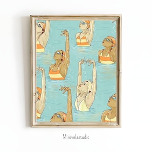 Könnte beinhalten: Ein gerahmter Kunstdruck mit einem Muster von Synchronschwimmerinnen in einem Pool. Die Schwimmerinnen tragen orange-weiß gestreifte Badeanzüge und Badekappen, die Arme sind erhoben. Der Hintergrund ist hellblau. Der Text "Mirovelastudio" befindet sich unten.