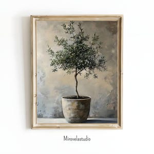 Puede incluir: Pintura enmarcada de un pequeño olivo en una maceta gris. El árbol tiene hojas verdes y un tronco delgado. El fondo es una mezcla texturizada de gris y beige. El marco es de color oro claro. El texto "Mirovelastudio" está en la parte inferior.