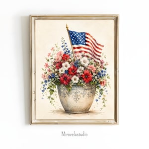 Peut inclure: Peinture à l'aquarelle d'une composition florale dans un pot décoratif, avec un drapeau américain. Les fleurs sont rouges, blanches et bleues, avec un feuillage vert. L'œuvre est encadrée dans un cadre doré. Le texte "Mirovelastudio" est en bas.