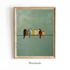 Puede incluir: Obra de arte enmarcada con seis pájaros coloridos posados en un alambre sobre un fondo verde azulado. Los pájaros están pintados en varios colores, incluyendo negro, naranja, azul, amarillo y marrón. El marco es dorado y la obra está firmada "Mirovelastudio".