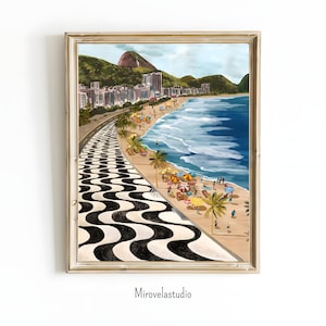 Könnte beinhalten: Gerahmter Kunstdruck, der eine Strandszene mit einem schwarz-weißen, wellenförmigen Gehweg zeigt. Das Kunstwerk zeigt einen blauen Ozean, einen Sandstrand, Palmen, bunte Sonnenschirme und Gebäude. Der Druck ist in einem goldfarbenen Rahmen. Der Text "Mirovelastudio" befindet sich unten.