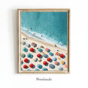Puede incluir: Una impresión enmarcada de una escena de playa con agua turquesa, una orilla arenosa y sombrillas de playa coloridas. La gente nada y toma el sol. Las sombrillas son rojas, azules, amarillas y a rayas. El texto "Mirovelastudio" está en la parte inferior.