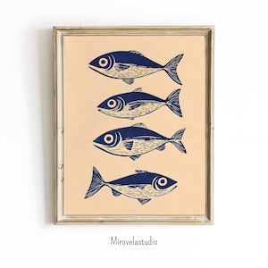 Puede incluir: Una impresión enmarcada con cuatro ilustraciones de peces azules estilizados sobre un fondo beige. Los peces están dispuestos verticalmente, cada uno con un diseño detallado. El marco es de color metálico claro. El texto "Mirovelastudio" está en la parte inferior.