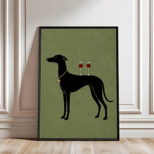 Könnte beinhalten: Ein gerahmter Kunstdruck mit der Silhouette eines schwarzen Windhundes im Profil vor einem einfarbigen olivgrünen Hintergrund. Der Hund trägt eine dünne goldene Kette mit einem runden Anhänger und balanciert zwei Weingläser auf seinem Rücken.
