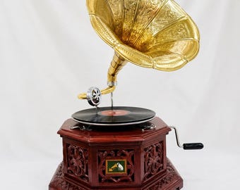 Gramófono de latón estilo vintage / Tocadiscos con base de madera artesanal / Reproductor de música de decoración antigua / Regalo de decoración retro para el hogar