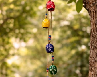 Decoración de campanas colgantes multicolor / Campanas de viento pintadas a mano / Regalo rústico para colgar en la pared con cuerda de yute