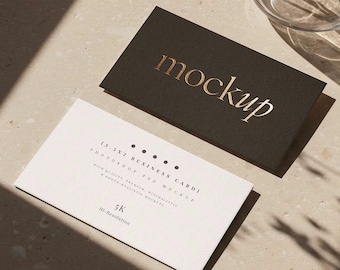 Maqueta de tarjeta de presentación estética de lujo con efecto relieve dorado