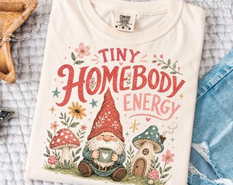 Tiny Homebody Energy PNG, Cute Gnome PNG, Cottagecore PNG, Diseño de sublimación de moda