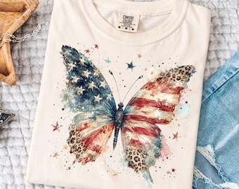 Mariposa floral patriótica suave PNG, diseño gráfico de acuarela pintado a mano, descarga digital