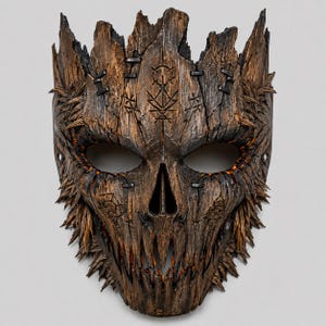 Op de afbeelding: Een bruin, getextureerd masker dat lijkt op verweerde boomschors met een schedelachtige structuur. Het heeft gekartelde randen, diepe spleten, donkere metaalachtige nietjes en ingegraveerde symbolen. De oogkassen en mond onthullen een gloeiend oranje binnenkant.