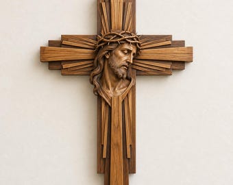 Könnte beinhalten: Ein hölzernes Wandkreuz mit einem geschnitzten Relief des Kopfes von Jesus, der eine Dornenkrone trägt. Das Kreuz besteht aus geschichteten, hell- und dunkelbraunen Holzpaneelen, die in einem geometrischen, strahlenförmigen Muster angeordnet sind.