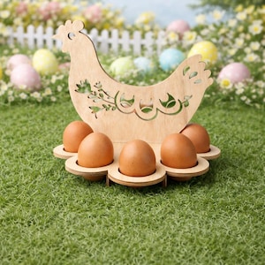 Peut inclure: Un porte-œufs en bois en forme de poule avec six œufs bruns. La poule présente des découpes décoratives et repose sur une base en forme de fleur. L'arrière-plan présente un jardin avec des œufs de Pâques et une clôture blanche.