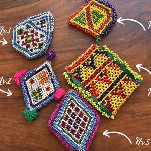 Monedero de cuentas vintage con medallón étnico kuchi, monedero de cuentas tribal, bolso de medicina étnico, pequeño regalo étnico, billetera nómada gitana vintage