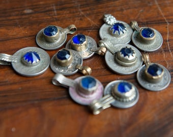 9 szt. małych starych metalowych monet Kuchi z niebieskim szkłem, biżuteria z monetami plemiennymi, monety etniczne, kostium do tańca brzucha, biżuteria boho, vintage, cygańska