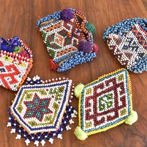 Monedero vintage con cuentas, medallón étnico kuchi, monedero tribal con cuentas, bolso de medicina étnico, pequeño regalo étnico, billetera vintage gitana nómada.