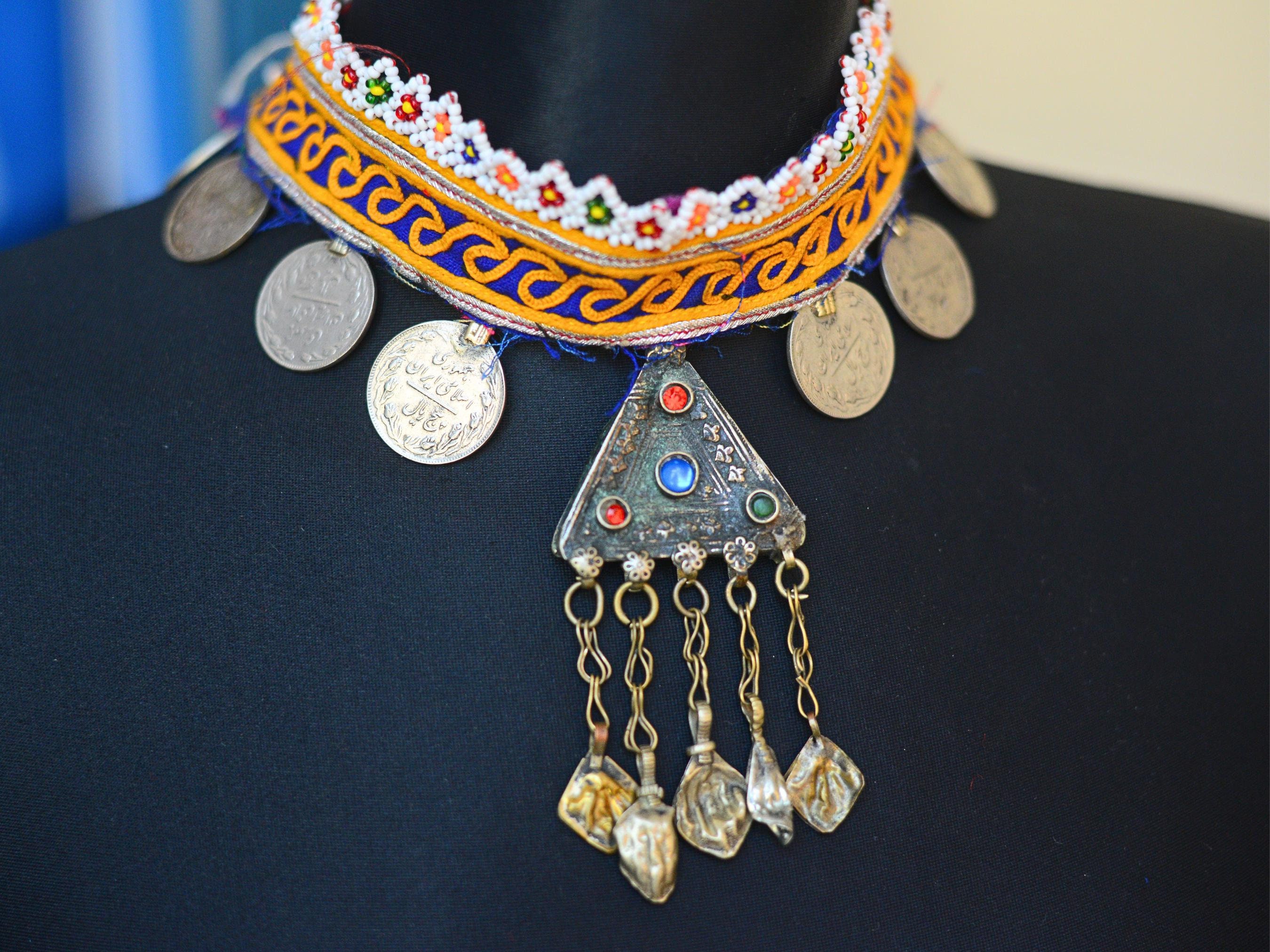 ヴィンテージ クチ コインチョーカー：ビーズ トライバル ネックレス