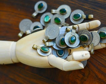 Moneda de metal Kuchi vintage: colgante tribal de vidrio verde