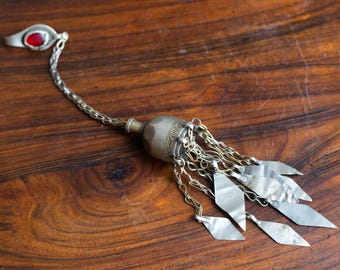 Stary turkmeński wisiorek z metalowym chwostem i haczykiem. Antyczny etniczny metalowy chwost. Pas do tańca brzucha Tribal Fusion. Długi chwost plemienny w kolorze srebrnym i czerwonym.