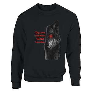 Peut inclure: Sweat-shirt noir avec un loup en niveaux de gris et un œil rougeoyant. Le texte "Dogs and Men Serve Masters, The Wolf Serves None" est imprimé en rouge. Col rond.