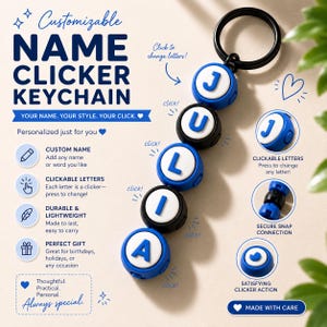 Pode incluir: Um porta-chaves personalizável com letras azuis e brancas que soletram "JULIA". O porta-chaves tem um anel preto e apresenta o texto "Your Name. Your Style. Your Click."